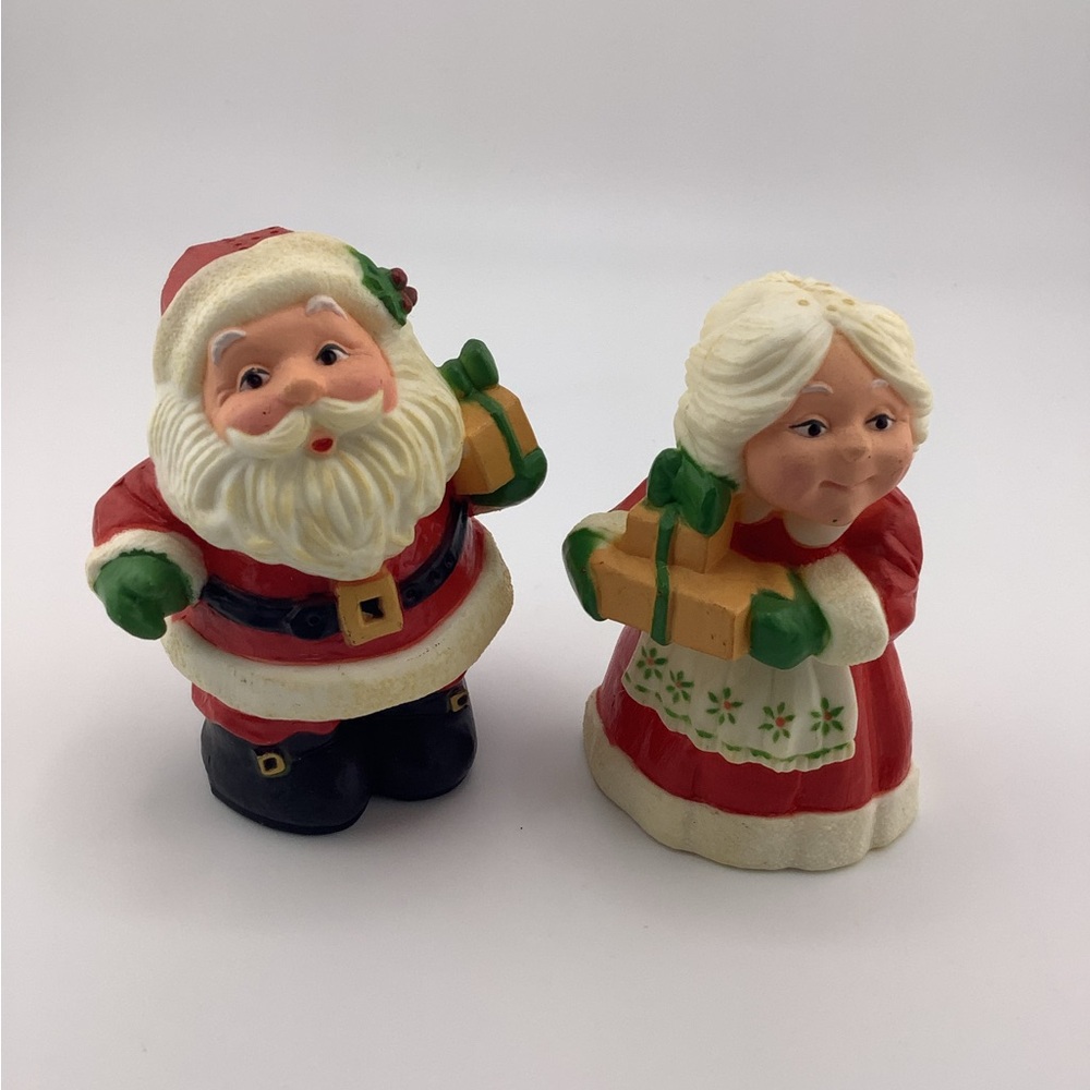 Vtg Hallmark Cards Inc Mr & Mrs Santa Claus Christmas Salt and Pepper Shakers